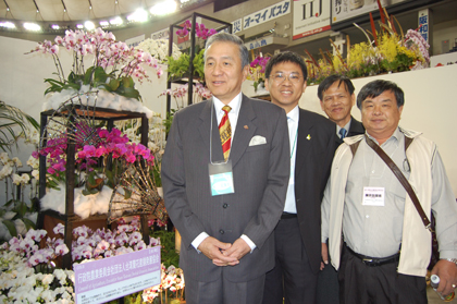 今年２１回目の開催となった「世界らん展日本大賞２０１１」が、２月１９日（土）～２７日（日）の９日間、東京ドームで開催されている。同展には、台湾からも毎年蘭の栽培業者が出展しており、今年は１６社が会場にブースを設け、台湾から運んできたコチョウラン、カトレア、東洋らんなど、さまざまな種類の蘭を展示し、その紹介と共に販売を行っている。同２１日には、台北駐日経済文化代表処の馮寄台・駐日代表（写真左１）が、同代表処の関係者と共に会場を訪れ、台湾蘭花産銷発展協会の高紀清・理事長（左２）の案内の下、台湾から出展した各業者のブースをそれぞれ回り、台湾の蘭栽培および販売事情や、展示されている蘭などの説明を受けたほか、台湾からの各出展業者に対し、慰労と激励の言葉をかけた。また、会場に展示されている台湾の業者の受賞作品も１点１点見て回った。台湾のディスプレー作品の中には、台湾風の味わいのある作品や台北１０１をイメージした作品などが展示されている。