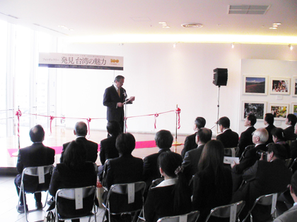 台北駐日経済文化代表処（以下、駐日代表処）主催、北國新聞社共催による「中華民国建国１００年八田與一（はったよいち）紀念公園完成記念企画～フォトギャラリー　発見台湾の魅力写真展」が４月２６日～５月１日の６日間の会期で石川県金沢市内にあるショッピングセンター「金沢フォーラス」で開催されている。同展初日の２６日には駐日代表処の馮寄台・代表（写真中央）により開場式が行われ、馮・駐日代表は、「同写真展を通して台日交流が深まるよう期待している。また同時に、台湾の人々に石川県は安全な観光地であり、安心して観光旅行ができると大いに勧めていきたい」とあいさつした。