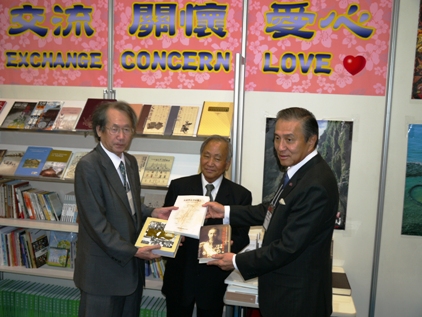 第１８回東京国際ブックフェアが７月７日、東京・有明の東京ビッグサイトで開幕した。今年も台湾の出版界による「台湾図書出版事業協会」（Publishers Association of Taiwan）の合同ブースが設けられ、台湾の書籍をアピールした。７日午後、「台湾図書出版事業協会」のブースにおいて、台湾図書出版事業協会の陳恩泉・理事長（写真中央）、台北駐日経済文化代表処の馮寄台・駐日代表（右）、拓殖大学の三代川正秀・副学長（左）らが出席し、同協会から拓殖大学フォルモサ図書室への台湾図書寄贈式が行われた。そのあと拓殖大学の三代川副学長は台湾図書出版事業協会の陳理事長へ感謝状を手渡し、感謝の意を示した。