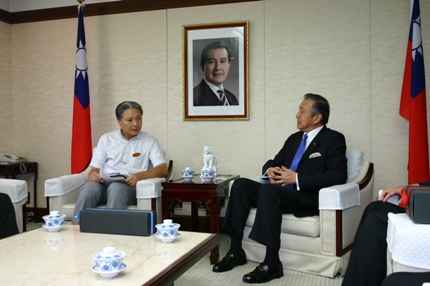 福田富一・栃木県知事（写真左）が８月９日、東京・白金台の台北駐日経済文化代表処を訪問し、馮寄台・駐日代表（右）と会見した。馮代表は福田知事を歓迎し、台湾と栃木県のさらなる関係強化に期待を示した。福田知事は「栃木県には日光の世界遺産や温泉、秋には紅葉、冬には雪まつりがある」と栃木県の魅力をアピールし、震災による福島第一原発事故の風評被害で栃木県を訪問する外国人観光客が減少していることから、近く台湾の台北と高雄で栃木観光キャンペーンを行う計画を語った。馮代表は「台湾にとって日本は一番親密な国であり、震災後に台湾人は日本のために何かできることはないかと考えていた。そのなかで、一番支援できるのが観光で、（世論調査でも）台湾人が一番遊びに行きたい国は日本である」と述べ、台湾に向けて日本が安全であることを伝えることで観光支援していく考えを示した。