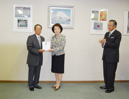 総統府資政（諮問顧問）であり「中華民国婦女連合会」の副主任委員を務める林澄枝女史（写真中央）は、８月２６日、台北駐日経済文化代表処の馮寄台・代表（右）と共に、東京都港区にある財団法人交流協会東京本部を訪れ、「中華民国婦女連合会」から東日本大震災の被災者に寄せられた義援金１，０００万元（約２，７００万円）を、健康上の理由で来日できなかった「中華民国婦女連合会」の辜厳倬雲・主任委員に代わり、交流協会の畠山篤・理事長（左）へ手渡した。義援金の贈呈式において、林・副主任委員は「震災発生直後、我々の友人、兄弟姉妹、同じ地域の人々と、