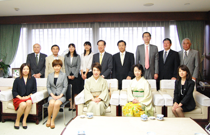 仙北市国際交流協会の高橋練三・会長（後列左２）、安藤大輔・副会長（同右３）をはじめとする秋田県の田沢湖・角館観光業界の関係者一行が９月２８日、東京・白金台にある台北駐日経済文化代表処に羅坤燦・副代表（同右５）および陳調和・副代表（同右４）を訪問した。一行は同協会の関係者のほか、翌２９日に田沢湖・角館観光連盟が東京の有楽町、銀座で開催する観光促進イベント「ふるさと秋田まつりin有楽町」の中の「秋田美人１００人キャンペーン」のメンバーになっている地元のホテル、料亭、観光協会の各関係者などであった。羅・副代表は「台日間の観光交流は大切であり、より一層緊密になるよう期待している。台湾の観光局と日本の観光庁の間でも双方の年間往来者数３００万人を目標としており、引続き双方の努力で達成できるようにしていきたい」と述べた。