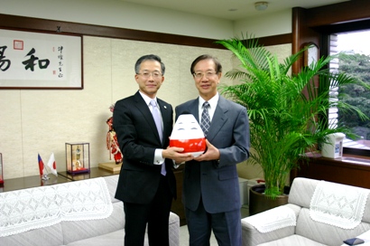 村田文雄・福島県副知事（左）および同県関係者らが１０月１５日、東京・白金台の台北駐日経済文化代表処を訪問した。一行を歓迎した羅坤燦・駐日副代表（右）は、台湾の政府が少しでも東日本大震災の被災地復興に役立つよう応援していく方針であることを説明し、福島県の観光促進に期待を示した。村田副知事は、今年７月１０日～１２日に台湾を訪問した際に、台湾からの東日本大震災への支援に感謝の意を示すとともに、復興が進む福島県への観光をアピールしたことを説明したほか、今年１０月３１日に福島県で開催される「日台ＩＴビジネスダイアログ」の成功に期待を示した。