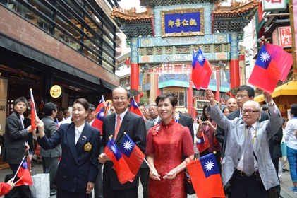 横浜中華街で１０月１０日、中華民国留日横浜華僑総会が主催する中華民国１０２年（２０１３年）双十国慶節祝賀イベントが開催された。横浜中華学院で開催された祝賀式典には、沈斯淳・台北駐日経済文化代表処代表（写真前列左２）、施梨鵬・中華民国留日横浜華僑総会会長（前列左１）、ならびに横浜中華学院の児童・生徒、横浜華僑関係者らが出席し、中華民国建国１０２年の双十国慶節を祝賀した。式典終了後、毎年恒例の双十国慶節祝賀パレードが横浜中華街で行われ、沈代表も林則媛・代表夫人（前列左３）とともに全行程参加した。パレードでは中華民国と日本の国旗隊、ミス双十節、吹奏楽隊、舞龍隊、中国宮廷衣裳隊、台湾先住民族隊などが連なり、街頭で大勢の人が中華民国国旗を振って歓迎する中を練り歩いた。