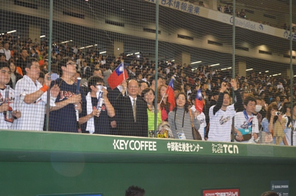 ワールド・ベースボール・クラシック（ＷＢＣ）第２ラウンド第１組が３月８日、東京ドームで開幕した。台湾は３月８日に日本と、９日にキューバと対戦した。台北駐日経済文化代表処の沈斯淳・駐日代表夫妻は、台湾チームを応援するため、８日および９日、東京ドームに駆けつけ、試合を観戦した。スタンドでは台湾を応援する人々が中華民国国旗を振りながら声援を送った。