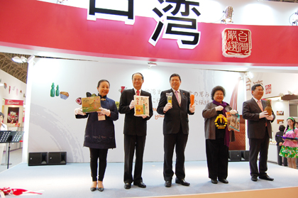 アジア最大級の食品・飲料専門の見本市「FOODEX  JAPAN2013 / 国際食品・飲料展」が３月５日～同８日に、千葉県にある幕張メッセで開催されており、台湾は１００社を上回る業者が出展している。５日午前には、台湾パビリオンの開幕式が行われ、同パビリオンの執行組織である中華民国対外貿易発展協会の葉明水・副秘書長(写真左３)、立法委員の陳明文・議員（右１）、陳菊・高雄市長（右２）、張花冠・嘉義県長（左１）、沈斯淳・駐日代表（左２）らが出席した。沈・駐日代表はあいさつの中で、「現在、日本にとり台湾は５番目の貿易パートナーであり、台湾にとっても日本は２番目の貿易パートナーである。双方の昨年における貿易総額は６００億米ドルを上回り、台湾の農産品の輸出は、その２１％が日本へと輸出されている。また、台日間は新しい航空路線が開通したことにより、人的往来もより一層活発となっている。現在は週３５０便が往来しており、双方間の往来者数は今後も増加していくであろう。人的往来の拡大は、貿易拡大にも関係してくるものと確信している」と述べた。