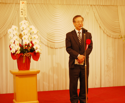 ５月１５日、「一般社団法人　亜東親善協会」の平成２５年度第１回通常総会・講演会・懇親会が都内で開催され、同協会に所属する衆参両院の国会議員、華僑関係者、台湾人留学生など台日間の民間友好協力推進に尽力している各会員ら約１３０名が出席した。台北駐日経済文化代表処の羅坤燦・副代表（写真右４）は、沈斯淳・代表の代理であいさつし、沈代表が着任以来、実現した台日関係の具体的な進展について紹介した。この中には、１９９６年より１７年間の年月をかけて今年４月１０日に調印された「台日漁業協議」、４月６日～１４日に開催され大成功を収めた宝塚歌劇団の台湾公演、来年４月から東京の国立博物館で開催後、九州の国立博物館でも開催が予定されている国立故宮博物院の日本展などがあり、羅・副代表は「これからも亜東親善協会をはじめ、関係各位と力を合わせ、台日友好親善を発展させていきたい」と述べた。