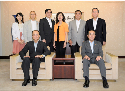 　台北駐日経済文化代表処の沈斯淳・代表（写真前列左）は、７月４日～同６日の日程で、広島県を訪れ、同地で城納一昭・副知事、林正夫・県議会議長、松井一實・広島市長（同右）らを表敬訪問すると共に、広島県日華親善協会の幹部との懇談会ならびに同協会の総会・懇親会に出席した。沈・代表は表敬訪問の中で、馬英九総統の外交政策について言及し、「台湾は『ピースメーカー、人道的援助の提供者、文化交流の推進者、新しい科学技術およびビジネスの創造者、中華文化のナビゲーター』として確立するよう尽力している。とりわけピースメーカーとなることを第一義としているが、これは広島県各界の方々の平和の理念と一致している」と強調した。松井・広島市長は、「広島市は世界の平和促進を唱え、『平和市長会議』を立ち上げた。現在、同会議には５，６６４市が加盟しており、台湾も台北市、高雄市、台南市の３市が加盟している」と紹介した。