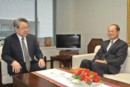 右：沈斯淳・駐日代表