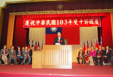 １０月５日、中華民国留日東京華僑総会および中華民国留日東京同学会の主催による「東京地区僑学各界慶祝中華民国１０３年国慶大会」が東京・四谷にある東京中華学校で開催された。台北駐日経済文化代表処の沈斯淳・代表は、来賓あいさつの中で、台日双方間の旅行客の往来が拡大し、今年は双方の往来者数４００万人突破が期待できることや、「国立故宮博物院―神品至宝」展が東京国立博物館で開催され４０万人以上の参観者があり、同展が１０月７日～１１月３０日に九州国立博物館でも開催されることなどを紹介した。また、２０１６年に台湾の国立故宮博物院南部分院で「日本宮廷美術コレクション」の開催が予定されていることにも言及し、「これらを通して台日文化交流がより一層深まるものと期待している」と述べた。
