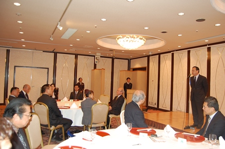 １２月４日夜、「一般社団法人　亜東親善協会」は都内で研修会・懇親会を開いた。当日は同協会の大江康弘・会長および各会員、「公益財団法人交流協会」の小松道彦・総務部長、台北駐日経済文化代表処からも徐瑞湖・副代表（写真右２）および関係者らが多数出席した。徐・駐日副代表は懇親会のあいさつの中で、今年１年を振り返り、中華民国（台湾）と日本との関係がいかに密接であるかについて、３つの実例を挙げて紹介した。その１つとして、「人的往来」を挙げ、昨年台日双方間の往来数は３７６万人だったが、今年は１０月末時点ですでに３８４万人に達していることから、「今年は４５０万人突破も夢ではない」と期待の意を表した。２つめとして挙げた「文化交流」については、今年、「国立故宮博物院―神品至宝」展が東京と九州で開催され、参観者は合計で６５万人に達し、門外不出であった「翠玉白菜」および「肉形石」も２週間、特別展示されたと述べた。３つ目には、台湾と日本との関係強化を目的に、超党派の国会議員で組織されている「日華議員懇談会」の会員数が２９５名となったことを挙げ、「これは外国との友好議員連盟の中で会員数が最も多い」と紹介した。