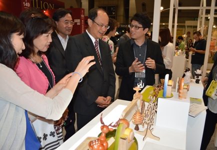 台湾のブースを視察する沈斯淳・駐日代表