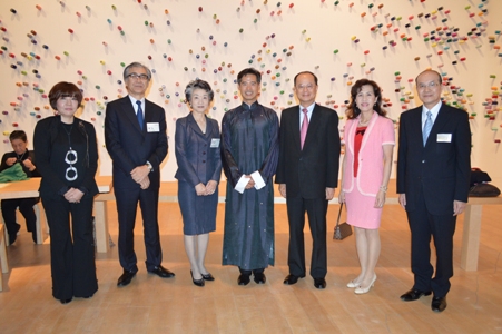 森美術館が主催し、中華民国（台湾）の文化部（文化省）が共催する「リー・ミンウェイとその関係展」が、９月２０日に東京・六本木ヒルズ森タワーの森美術館で開幕した。同展は２０１５年１月４日まで開催される。台湾出身の芸術家でニューヨークを拠点に活躍しているリー・ミンウェイ（李明維）氏（右４）は、「関係性」に注目した観客参加型の「リレーショナル・アート」で注目されてきたアーティスト。同展の一般公開に先立ち、９月１９日夜の開幕レセプションに出席した台北駐日経済文化代表処の沈斯淳・代表（右３）は、「リー氏の作品はきわめて独特であり、現代の忙しい生活の中で、人と人、人と物との『つながり』をもう一度考えさせようとしている」と挨拶した。