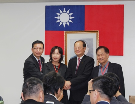 政治大学修士課程EMBA（経営管理）プログラムで学ぶ企業の若手リーダー４０名あまりの訪日団一行が１１月９日、東京・白金台にある台北駐日経済文化代表処に沈斯淳・代表(写真右２）を訪問した。沈代表はあいさつの中で、経済・貿易面での駐日代表処の主な取り組み、及びこの３年間における台日間の発展などについて説明し、台日貿易経済会議を通して、特許や電子商取引など双方の間で合計１３の取決め・覚書（MOU）に調印したことなどを具体的に示した。さらに、幅広い分野にわたるこれらの取決め・覚書を通して、経済・貿易・投資面での連携および枠組みをより一層強化し、その上で、台日共同で第三国市場への進出を目指していきたいと述べた。