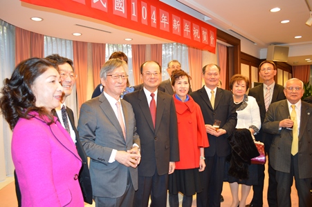台北駐日経済文化代表処は２０１５年（中華民国１０４年）１月５日午前、駐日代表公邸において「中華民国１０４年新年祝賀会」を開催し、駐日代表処の職員のほか、公益財団法人交流協会の今井正・理事長（左３）ならびに日本中華聯合総会の毛友次・会長をはじめ、華僑界のリーダー、メディア関係者らが出席する盛大な祝賀会となった。同祝賀会で沈斯淳・駐日代表（左４）は、今年、東京・虎ノ門にオープンする「台湾文化センター」を通して日本の人々の台湾理解が深まることに期待を示したほか、台湾の「環太平洋パートナーシップ協定」（ＴＰＰ）および「東アジア地域包括的経済連携」（ＲＣＥＰ）への参加の強い意欲を改めて表明し、日本の支持を呼びかけた。