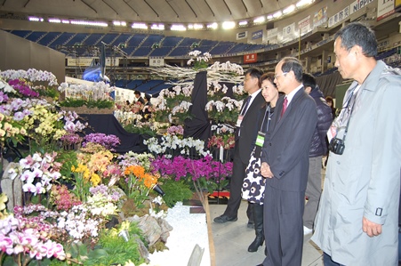  今年で２５回目の開催となる「世界らん展日本大賞２０１５」が、東京・文京区にある東京ドームにおいて、２月１４日（土）～同２２日（日）の９日間の会期で開催されている。今年も同展に台湾から多くの作品が出品されたほか、台湾の蘭栽培業者５社も例年同様、会場にブースを設けて出展した。１３日には内覧会が開かれ、台北駐日経済文化代表処の沈斯淳・代表（写真右２）は夫人と共に会場を訪れ、台湾の業者の出展ブースを１つ１つ訪れ、激励と労いの言葉をかけて回った。沈・駐日代表は、「台湾の蘭は美しく、東京で開催されるこの蘭展に台湾の蘭栽培業者が毎年出展していることは喜ばしい限りである。このような場は、台湾の蘭の美しさや、台湾の蘭栽培における特別な技術を参観者に紹介できる良い機会だ」と強調した。また、「台湾の業者が毎年出展することにより、台湾の蘭の知名度が日本の方々にますます高まってきており、今後もさらに高まるであろう。台湾は２０２０年に『世界蘭会議』（23rd World Orchid Conference, WOC）の開催を予定しており、台湾の蘭は世界各地に普及していくものと確信している」と述べた。写真左１は台湾蘭花産銷発展協会の高紀清・理事長