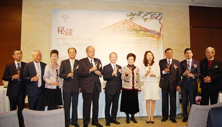 台日交流を促進するため、台湾の有名ブランド「フランツ（法藍瓷）」は２月２４日と２５日、東京で「秘蔵・フランツコレクション展」を開催した。２４日の開会式には、台日双方の来賓やメディアが多数出席し、東京訪問中の呂秀蓮・元副総統（写真右５）および江丙坤・三三企業交流会会長（右３）も駆けつけた。台北駐日経済文化代表処の沈斯淳・代表（左４）はあいさつの中で、「昨年、台日間を往来した旅行客数は初めて４５０万人を突破し、東京国立博物館および九州国立博物館で開催された『国立故宮博物院―神品至宝』展では、参観者総数が６５万人を超え、これは昨年日本で開催された展覧会の中で２番目に多いものとなった。これらは台日交流が益々深まっていることの表れである。今後も文化・芸術交流を通して、台日関係が引き続き深まるよう願っている」と述べた。
