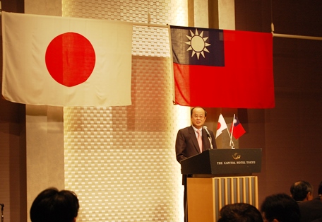 ３月２６日、台北駐日経済文化代表処の沈斯淳・代表（写真）は、都内で開催された日華議員懇談会（日華懇）議員総会の懇親会に出席し、日華懇の協力の下、台日間の文化、観光、国会議員の交流が着実に発展していることに感謝の意を表し、今後も文化、地方、青少年、スポーツ、産業など各分野における各交流を引き続き推進していく考えを示した。とりわけ経済交流について、「今後も『ブロック積み上げ』方式で、両国の経済・貿易における協力関係の深化を図っていきたい。台湾は『環太平洋パートナーシップ協定』（ＴＰＰ）および『東アジア地域包括的経済連携』（ＲＣＥＰ）など、アジア太平洋における地域経済統合への参加に強い意欲を持っている」と述べ、実現に向け、日華懇の支持に期待した。