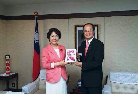 吉村美栄子・山形県知事（写真左）および山形県関係者一行が６月１１日、東京・白金台の台北駐日経済文化代表処を訪問し、沈斯淳・駐日代表（右）が一行を歓迎した。吉村知事は、先月山形県で開催された「台日観光サミット」が成功裏に終えることができたことに感謝の意を表し、同サミット開催を契機として、台湾との観光、経済、人材などの交流をさらに進めていく考えを示した。沈代表は、吉村知事をはじめとする山形県関係者らの多大な協力により「台日観光サミット」および「台湾女性写真家作品展」がスムーズに開催できたことに感謝の意を表し、今回のイベントを契機に山形県の台湾での知名度向上を期待するとともに、より多くの山形県民が台湾を訪れることに期待を示した。
