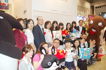 台湾の文化部（文化省）が、クリエイティブ産業の国際ＰＲ、海外販路開拓をめざし展開している台湾デザイン振興プロジェクト「Fresh Taiwan」で選ばれた、台湾のデザイン会社８社とブランドライセンセンスのエージェント２社が、７月１日～同３日、東京ビックサイトで開催されているライセンシングの見本市「第５回キャラクター＆ブランド　ライセンス展」に出展し、台湾で人気のある各社のキャラクターが展示されている。初日午前、会場の「Fresh Taiwan」のパビリオンで記者会見が開かれ、文化部文創発展司（局）の陳悦宜・司長（後列右６）、徐瑞湖・台北駐日経済文化代表処副代表（同１）、朱文清・台北駐日経済文化代表処台湾文化センター長（同７）、「財団法人台湾デザインセンター」の艾淑婷・副センター長（同８）らが出席し、J-POPのガールズユニット「東京女子流」のメンバー（同