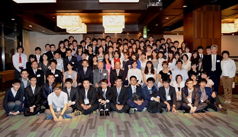 第１０回日本台湾学生会議のウェルカムパーティーが８月１７日夜に東京都内のホテルで開催され、台北駐日経済文化代表処の沈斯淳・代表が、同会議の大会に参加する１００名余りの台湾と日本の大学生らを歓迎し、挨拶の中で「近年、台湾と日本は、産業、教育、文化、科学技術などの各分野における交流や連携がより頻繁に行われるようになっており、双方の間にはすでに『特別パートナーシップ』が構築されている」と述べ、「若い皆様には、台日間の友好の懸け橋になっていただきたい」と呼びかけた。