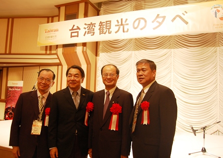 台北駐日経済文化代表処の沈斯淳・代表（写真右２）は９月２４日、交通部観光局が都内のホテルで開催した「台湾観光の夕べ in東京」に出席し、２０１４年の台日間の往来者数は４６０万人を超え、引き続きその数は増加の一途をたどり、今年１月～８月の往来者数（約３５５万人）は昨年同期と比べ４９万人も多く、これまでの記録を更新したと強調した。同夜は、東京ビッグサイトで９月２４日～同２７日に開催されている世界最大級の旅行関連の見本市「ツーリズムＥＸＰＯジャパン２０１５」に出展している台湾と日本の旅行・観光関連の業者らが出席した。謝謂君・交通部観光局長（左２）