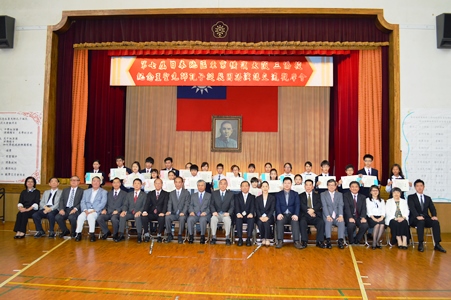 東京・四谷の東京中華学校で９月２６日、同校および横浜中華学院、大阪中華学校による第７回三僑校合同中国語スピーチ大会が開催され、児童・生徒らによる中国語の練習の成果を披露した。台北駐日経済文化代表処の陳調和・副代表は、「中華学校の児童・生徒らが非常に活発で、明るく学んでいることが見てとれる。今後中国語の通訳ができる人材がますます重要になる」と挨拶し、児童・生徒らを激励した。