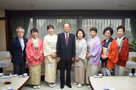 「やまがた女将会」の川﨑禮子会長（右３）をはじめとする「やまがた女将会」の女将６名、並びに佐藤嘉高・山形県観光物産協会専務理事（左１）および同協会関係者らが９月７日、台北駐日経済文化代表処を訪問した。沈斯淳・駐日代表（左４）は、一行を歓迎し、台湾と山形県とのますますの関係強化を期待した。