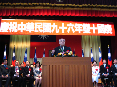 １０月１０日の双十国慶節を前に、同７日には中華民国留日東京華僑総会主催による双十国慶節祝賀大会が東京都千代田区にある東京中華学校で開催された。また、当日の祝賀大会の前には東京中華学校の校庭において、同校の生徒による吹奏楽伴奏の下、国旗掲揚式が行われた。祝賀大会では中華民国留日東京華僑総会の黄宗民・会長、台北駐日経済文化代表処の許世楷・代表、浜四津敏子・公明党参議院議員、詹徳薫・日本中華聯合会会長、秋元司・自由民主党参議院議員、中華民国留日同学会の陳兪瑧・会長があいさつを行った。祝賀大会終了後には、台湾の歌手・寒雲さんらが歌を披露したほか、獅子舞の披露や福引大会も行われ、東京地区の華僑たちの懇親の場となった。