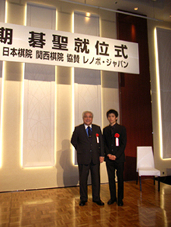 台湾出身の若手棋士である張栩・碁聖は三連勝の成績を上げ、第３２期碁聖戦で挑戦者の横田重昭さんを破り、碁聖のタイトル初防衛を勝ち取った。２００７年１０月２日には都内で就位式が開かれ第３２期の碁聖に就位した。この就位式ならびに祝賀会は、第３２期碁聖戦を主催した全国地方紙１２社が加盟する新聞囲碁連盟と日本棋院、関西棋院との共同で開催され、張栩・碁聖に日本の囲碁、七大タイトルの一つである碁聖の允許状、表彰盾、賞金等が授与された。