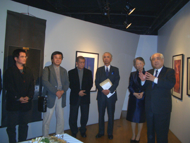 台湾の現代美術を代表する芸術家である戴壁吟、李振明、李明則、梅丁衍、張炳煌による「第２回　台湾美術　現代の旗手５人展」が、２００７年１１月７日～同１４日、東京日本橋にあるアートスペースユーメリアα/βにおいて開催されている。今回の出展作品はこの５人のほかに、昨年の第１回目に出展した台湾美術界の重鎮、張義雄、江明賢、鄭善禧、黄光男、廖修平の５人各一点ずつの作品や、ジュディ・オングさんの版画も特別招待で展示されている。７日には、同展出品者の内３人が台湾から駆けつけてオープニングを飾り、同ギャラリーでオープニングセレモニーが開催された。（写真右より許世楷・駐日代表、盧千恵・駐日代表夫人、高橋雅二・交流協会理事長、戴壁吟氏、李振明氏、李明則氏）