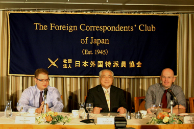 許世楷・台北駐日経済文化代表処代表（写真中央）は２００７年９月３日、東京・有楽町の日本外国特派員協会で記者会見を開き、「台湾名義よる国連加盟申請」について説明した。許代表は、今年の台湾政府が従来の「中華民国」の国連復帰申請ではなく、はじめて「台湾」として国連に新規加盟申請した理由について、「台湾」名義による国連加盟申請は７７％の高い世論の支持があることと、新規加盟の場合は国家元首から国連事務総長に直接申請書を送り、安保理で審議され、国連総会で決議されるという手続きの違いを挙げた。しかし、パン・ギムン（潘基文）国連事務総長が「台湾は中国の一部である」として申請を受理しなかったため、これについて許代表は「事務総長に審査の権限はない」と批判した。許代表は「台湾は日本と同じ社会的価値観を持つ民主国家。日本は中国の（台湾に対する）イジメに加担しないでほしい」と訴え、台湾の立場に理解を求めた。