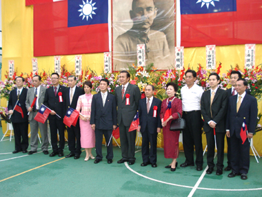 １０月１０日、横浜中華街で横浜華僑各界による中華民国９７年双十国慶節祝賀行事が開催された。同イベントは、横浜華僑総会が中心となり組織された「横浜華僑各界慶祝双十国慶大会委員会」によって毎年１０月１０日に行われているもので、今年は先月２７日に着任した馮寄台・台北駐日経済文化代表処代表がはじめて出席した。祝賀式典終了後、双十国慶節祝賀パレードが行われ、馮代表も全行程参加した。パレードでは「中華民国万歳！」「台湾民主万歳！」のスローガンを連呼しながら、今年は大きな中華民国国旗が取り付けられた先導車を先頭に、国旗隊、ミス双十節、チアリーディング隊、吹奏楽隊、日華親善協会日本舞踊隊、サンバ隊などが連なって中華街を華やかに練り歩いた。