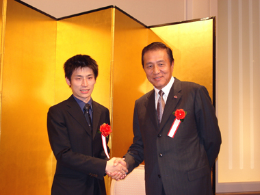 台湾出身の棋士である張栩・碁聖は第３３期碁聖戦５番勝負で勝利し、碁聖戦３連覇を果たした。その張碁聖の第３３期碁聖就位式が９月３０日、東京都港区の第一ホテル東京で盛大に開かれた。来賓として出席した馮寄台・台北駐日経済文化代表処代表は、「張栩さんの成功は、台日民間交流の一大成果であり、両国の緊密さを象徴するものである」と祝辞を述べ、張碁聖に対して「囲碁の新時代を築くことを期待している」と激励した。張碁聖は、「１局目は、負けはしたが納得いく内容だった。２局目以降は自分の力を発揮できた」と勝負を振り返り、今後については、「名人戦など大事な対局が続き、スケジュールが厳しく、ギリギリの中で戦っているが、棋士人生の正念場であり、最高のパフォーマンスをしていきたい」とさらなるタイトル獲得に意欲を示した。