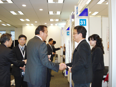 １０月２２日～同２４日、第２１回東京国際映画祭併催の「ＴＩＦＦＣＯＭ２００８　アジア・パシフィック・エンタテインメント・マーケット」が同映画祭六本木会場となりの六本木アカデミーヒルズで開催中だ。これは国内外の業者が参加している映画やテレビ番組、ゲームなど幅広い分野のコンテンツ見本市であり、台湾からも５つの業者および団体が出展している。同２３日、台北駐日経済文化代表処の馮寄台・駐日代表はこの見本市会場を訪れ、台湾から出展した各業者および団体のブースで、台湾の映画、テレビ番組マーケットや今回の見本市の状況について業者から説明を受けると共に、各出展業者および団体の見本市出展の成功を祈った。