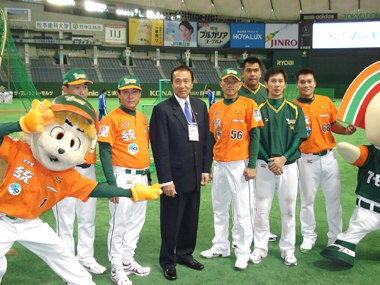 馮寄台・台北駐日経済文化代表処代表（真中）は試合前日の１１月１２日、東京ドームへ統一ライオンズの慰労に訪れ、同チームに日本の果物を贈呈し、台湾代表チームの勝利を祈願して選手たちを激励した。統一ライオンズの選手たちは同日午前、東京ドームで練習し、汗を流した。統一ライオンズは、練習後に記者会見を開き、アジアシリーズへの意気込みを語った。呂文生監督（左２）は「今年は昨年の経験があり、球場にも慣れたので、昨年よりよい成績が残せることを期待している」と述べた。
