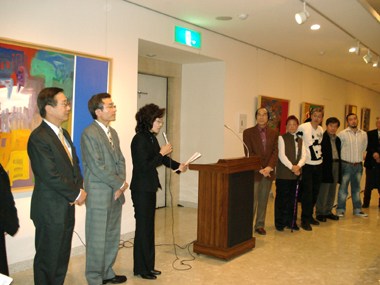 国際的に活躍する台湾の芸術家５人の作品を日本で紹介する「第３回台湾美術―現代の旗手五人展」が東京大崎のＯ美術館で開催され、１２月１２日にオープニングセレモニーが催され、羅坤燦・台北駐日経済文化代表処副代表、畠中篤・交流協会理事長らが出席し、祝辞を述べた。同展は今回、国立台湾美術館の協力を得て、多元的な台湾芸術を紹介することに力点が置かれ、黄朝湖の水墨画、袁旃の膠彩画、曲徳義の油彩画、楊明迭の版画、曾御欽のビデオ作品など、５人の芸術家によるそれぞれ異なる作品を通して、台湾の現代芸術の発展が展示されている。