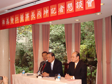 訪日中の江丙坤・海峡交流基金会（海基会）理事長は１２月５日、東京白金台の台北駐日経済文化代表処の馮寄台・駐日代表を訪問し、駐日代表公邸で記者会見を開き、日本メディアに向けて先月台北で行われた両岸協議の成果を説明した。江理事長は、両岸の直行便実現は総統選挙で国民党と民進党双方が主張していたことであると強調し、飛行時間の短縮と便数の増便によって経済効果が期待できるとの見通しを示した。江理事長は、今後の両岸協議について、「犯罪者摘発協力」、「金融覚書」、「投資保護協定」、「漁業協定」などのテーマを引き続き交渉していく考えを明らかにした。