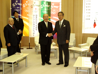今年５月２０日の政権交替後初の台湾与党党首の訪日として、１２月７日から日本に滞在している呉伯雄・中国国民党主席（左）は、１２月８日午前に東京都庁を訪れ、石原慎太郎・東京都知事（右）と面会した。同会談には馮寄台・台北駐日経済文化代表処代表、許水徳・元駐日代表、国民党籍立法委員（国会議員）らが同行した。呉主席と石原知事の会談は、約３０分間にわたって行われ、このなかで呉主席は石原知事の長年にわたる台湾への支持に感謝を述べ、馬英九総統が台日関係を非常に重視していることを伝えた。