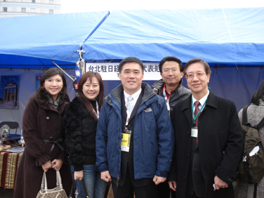 ２００８年２月１４日～同２０日の予定で来日中の郝龍斌・台北市長は、石原慎太郎・東京都知事よりの招待を受け、１７日（日）、３万２，０００人あまりの参加者の下、今年第２回の開催となった「東京マラソン大会２００８」の開幕式に、台北駐日経済文化代表処の羅坤燦・副代表と共に出席し、その後、同マラソン大会の全コースを車上から、ランナーや沿道で応援をしている人々の様子などを観戦した。さらに、同マラソン大会のフィニッシュ会場近くの有明イーストプロムナードで開催された「東京大マラソン祭り」の会場を訪れ、このメイン会場に設けられた台北駐日経済文化代表処のブースを視察した。（写真右一 羅坤燦・代表処副代表、右二 呉世正・台北市議会議員、右三 郝龍斌・台北市長、右四 秦儷舫・台北市議会議員、右五 陳玉梅・台北市議会議員）