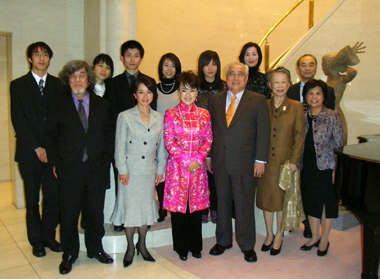 ２００８年１月２５日、東京・白金台の台北駐日経済文化代表処代表公邸において、日本で活躍する台湾の文化人らを招いた新年会が開かれた。許世楷・駐日代表、盧千惠・駐日代表夫人が出迎える中、ジュディ・オングさん（歌手・女優）、黄文雄さん（作家・評論家）、一青妙さん（舞台女優）、張栩さん（棋士・名人）、謝依旻さん（棋士・女流本因坊）、黄翊祖さん（棋士・七段）ら豪華な顔ぶれが大集合した。また、当日は阿川佐和子さん（エッセイスト）、壇ふみさん（エッセイスト）らも駆けつけ、和やかなムードのなか台日親善を深めた。