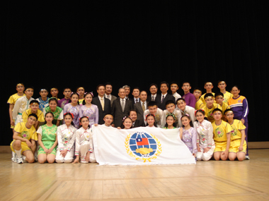 ３月１０日夜、東京都台東区にある浅草公会堂で、日本華商総会ならびに日本中華聯合総会の共同主催による「台湾文化訪問団日本公演　青少年民俗表演団」が開催された。同公演は中華民国・行政院僑務委員会が２００８年の旧正月の記念行事として企画したもので、このアジア巡回公演では基隆市中正国中（中学校）の生徒で組織された「縄仙芸鈴民俗表演団」が出演した。