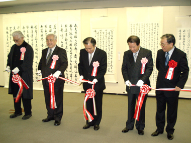 東京銀座の東京セントラル美術館で４月１５日、著名な書道家である張炳煌・淡江大学中国文学系教授の還暦を記念した個展「台湾・張炳煌書作展」のオープニングセレモニーが開かれ、許世楷・台北駐日経済文化代表処代表、李奇茂・台湾芸術大学美術教授、品川恵保・ユーキャン会長、詹徳薫・日本中華聯合総会会長らが出席し、テープカットが行われた。許駐日代表は、３０年ぶりに日本で個展を開いた張炳煌氏に祝賀の意を示し、「張炳煌先生は、中華テレビ（華視）の『毎日一字』という番組を通じて台湾に書道を普及させた。書から絵へ、さらにデジタル『ｅ筆』へと発展させ、台湾から日本へ書道や絵画の人材を送り出し、世話してくださった。ご自身が創作するだけでなく、台湾と日本との国際交流を推進した」と語り、さらなる活躍に期待を示した。