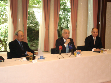 王拓・行政院文化建設委員会主任委員（写真左）は４月２１日、東京・白金台の台北駐日経済文化代表処代表公邸で行われた台湾駐日記者懇談会に出席し、行政院が台日関係の緊密化を考慮して、日本に文化センターの設立を決定したことを明らかにした。王主任委員は、今回東京に設立が決まった文化センターは、米ニューヨーク、フランス・パリに続いて海外で３番目の設置であり、文化センターの業務については、主に展示や公演等の芸術交流活動を担当することを説明した。許世楷・台北駐日経済文化代表処代表（中央）は、近年の台日交流の緊密化にともない、音楽公演や芸術展等の文化活動を専門的に担当する業務機関の必要性が増していることを強調した。