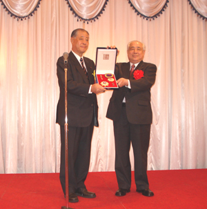 「社団法人亜東親善協会」は、５月１４日、東京都内で「平成２０年度総会」を開催し、同協会顧問の船田元・衆議院議員による講演の後、懇親会が開かれた。懇親会ではまず始めに、５月５日、陳水扁総統より同協会会長である玉澤徳一郎議員に授与された「大綬景星勲章」が、再度、許・駐日代表から手交され、会場の人たちに披露された。玉澤・会長は、「このような最高の栄誉を与えていただき、感激している。両国の友好親善のために今後も努力していきたい」とあいさつした。