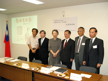 東京白金台の台北駐日経済文化代表処で６月１６日、国立台湾文学館（台南市）が発行する『龍瑛宗全集』日本語版および『呉新栄日記全集』の新書発表会（出版記念会）が行われ、鄭邦鎮・台湾文学館館長、龍瑛宗氏（本名：劉栄宗）の子息である劉文甫さん、劉知甫さんらが出席した。劉知甫さんは、「ある評論家は、父のことを日本統治時代にもっとも世界観を有した作家と評した。その著作の原文はほとんど日本語であり、構想から実現まで１０年の歳月がかかった復刻版の出版を機に、日本で父の作品を知っていただけると幸いです」と述べた。