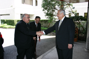 許世楷・台北駐日経済文化代表処代表は６月２４日正午、駐日バチカン大使であるアルベルト・ボッターリ・デ・カステッロ（Alberto Bottari De Castello）大司教ら国際的な友人を招き、東京白金台の駐日代表公邸で会食した。同会では和やかな雰囲気の下、幅広いテーマの意見交換が行われた。