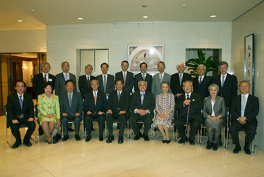 日本台湾学会の招きで来日した李遠哲・中央研究院前院長は５月３０日、東京白金台の台北駐日経済文化代表処代表公邸を訪れ、許世楷・駐日代表と会食した。同会には、春山明哲・日本台湾学会理事長、岸輝雄・物質材料研究機構理事長、毛利衛・日本科学未来館館長、長尾真・国立国会図書館館長、吉川弘之・産業技術総合研究所理事長、西澤潤一・首都大学東京学長、白井克彦・早稲田大学学長、小野元之・日本学術振興会理事長、江崎玲於奈・横浜薬科大学学長、尾身幸次・衆議院議員、小柴昌俊・平成基礎科学財団理事長、沖村憲樹・科学技術振興機構顧問らが出席し、台日両国の科学技術・学術交流について意見交換を行った。