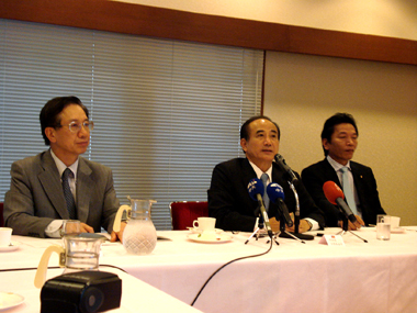 ８月１１日に奈良県で開かれる「第３９回アジア・太平洋国会議員連合（ＡＰＰＵ）総会」に出席するため、麻生太郎・自民党幹事長の招きで来日した王金平・立法院長（国会議長）は８月８日午後、東京内幸町の「日本記者クラブ」で今回の訪日について語った。王院長は、８日に「日華議員懇談会」のメンバーである中川昭一・自民党元政調会長や小池百合子・元防衛大臣を含む１０数名の国会議員を表敬訪問し、台日関係について意見交換したほか、王院長は大臣レベルの閣僚とも会談したことを明らかにし、今回の訪日は台日間の相互信頼の回復と、両国の伝統的友好関係の強化を話し合うことが目的であることを説明した。