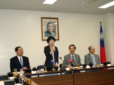 黄碧瑞・行政院文化建設委員会（文建会）主任委員は８月４日、東京白金台の台北駐日経済文化代表処を訪れ、文化センター開設等について語った。黄主任委員は、「観光大国は文化大国である。文化は国のソフトパワーであり、台湾は外交的に困難な立場にあるが、文化交流が外交の効果を発揮できる」と述べ、東京の文化センターは来年度の予算から事業がスタートし、今後の行政改革で文化・観光部（省）が設立された際には現在交通部管轄の観光局と合併を予定しており、今後より重要な機関に発展するとの見通しを示した。羅坤燦・台北駐日経済文化代表処代表代理は、「台湾は文化大国であり、台日間外交において、文化交流はきわめて重要な任務である」と語り、台日文化交流の重要性を表明した。